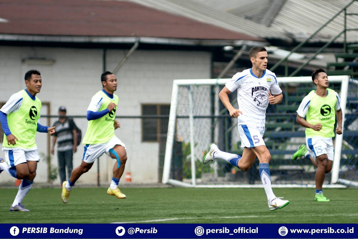 persib's tweet photo. Ferriera sudah bergabung, kembali mandi keringat #SemangatSIB #PERSIB #KamiBersamamu https://t.co/qJWJMRR9pe
