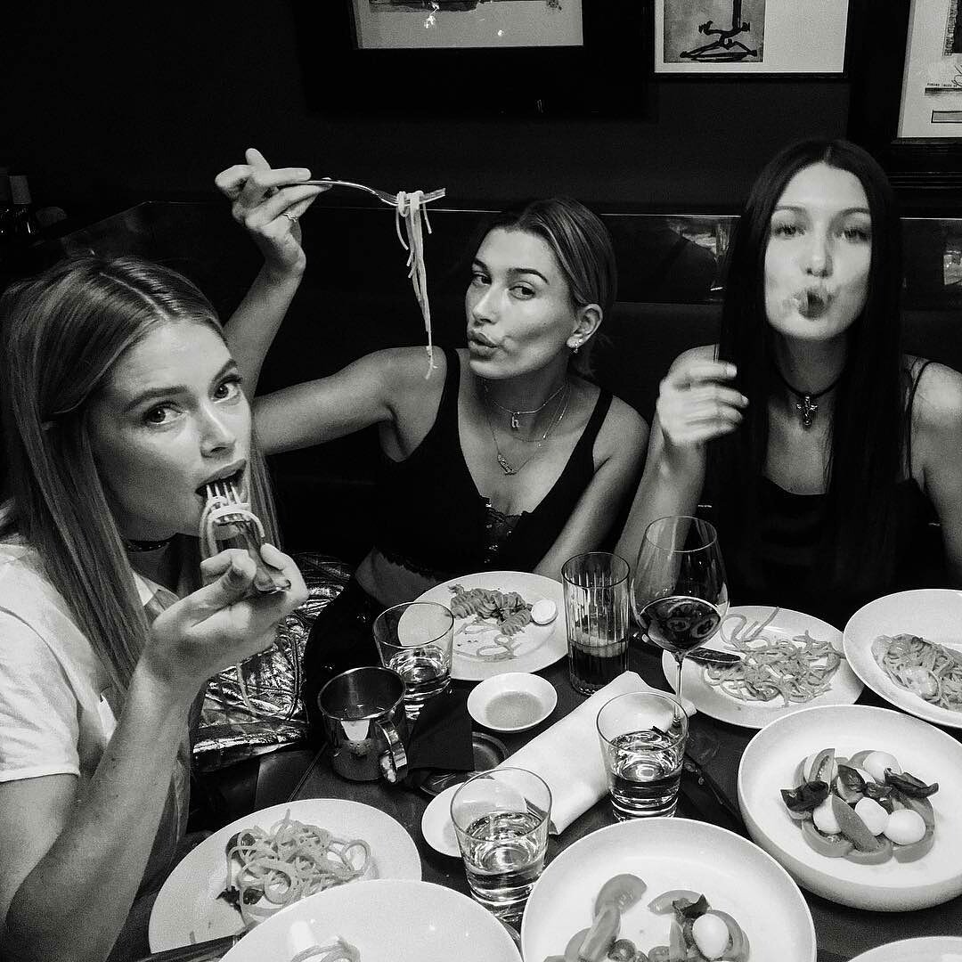 Hailey makan pasta dengan teman-temannya