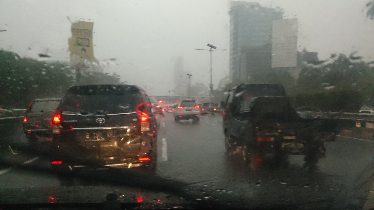 rnovyardi's tweet photo. @RadioElshinta tol dalam kota arah semanggi. Hujan https://t.co/XV0XFaGglS