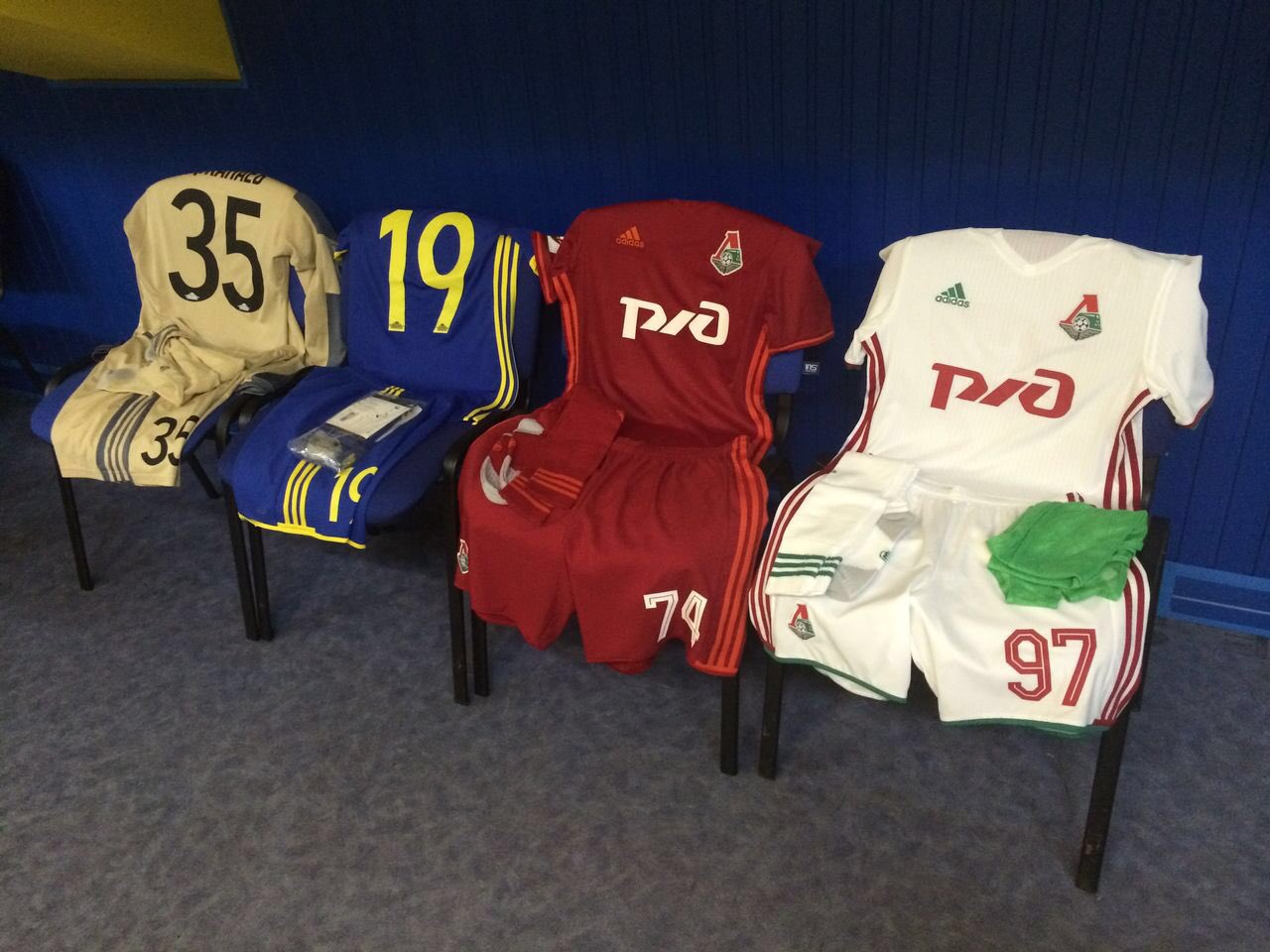 Играем в белой форме