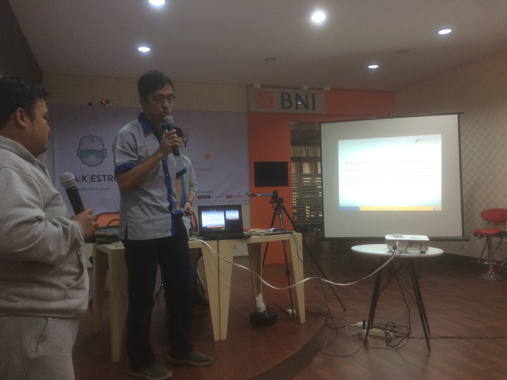 iotmakerday's tweet photo. [Live] #BDGIoTMakerDay: Pak Handi dari @perkakasku memperkenalkan toko perkakas online, cocok buat makers yang lagi mencari tools. https://t.co/LlXvy3c99O
