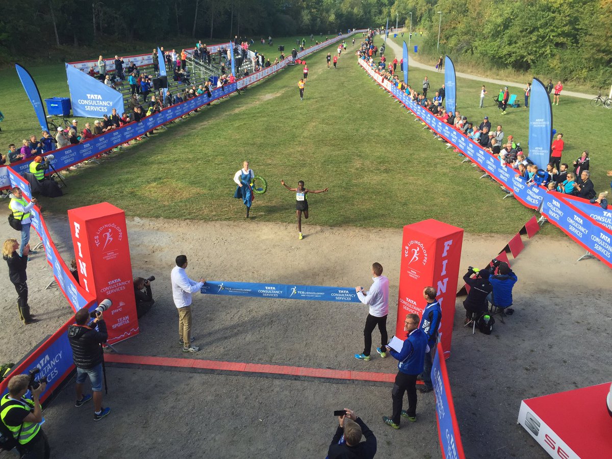 Finishing moments at #TCSLidingöloppet have a charming tradition of the winner receiving a wreath