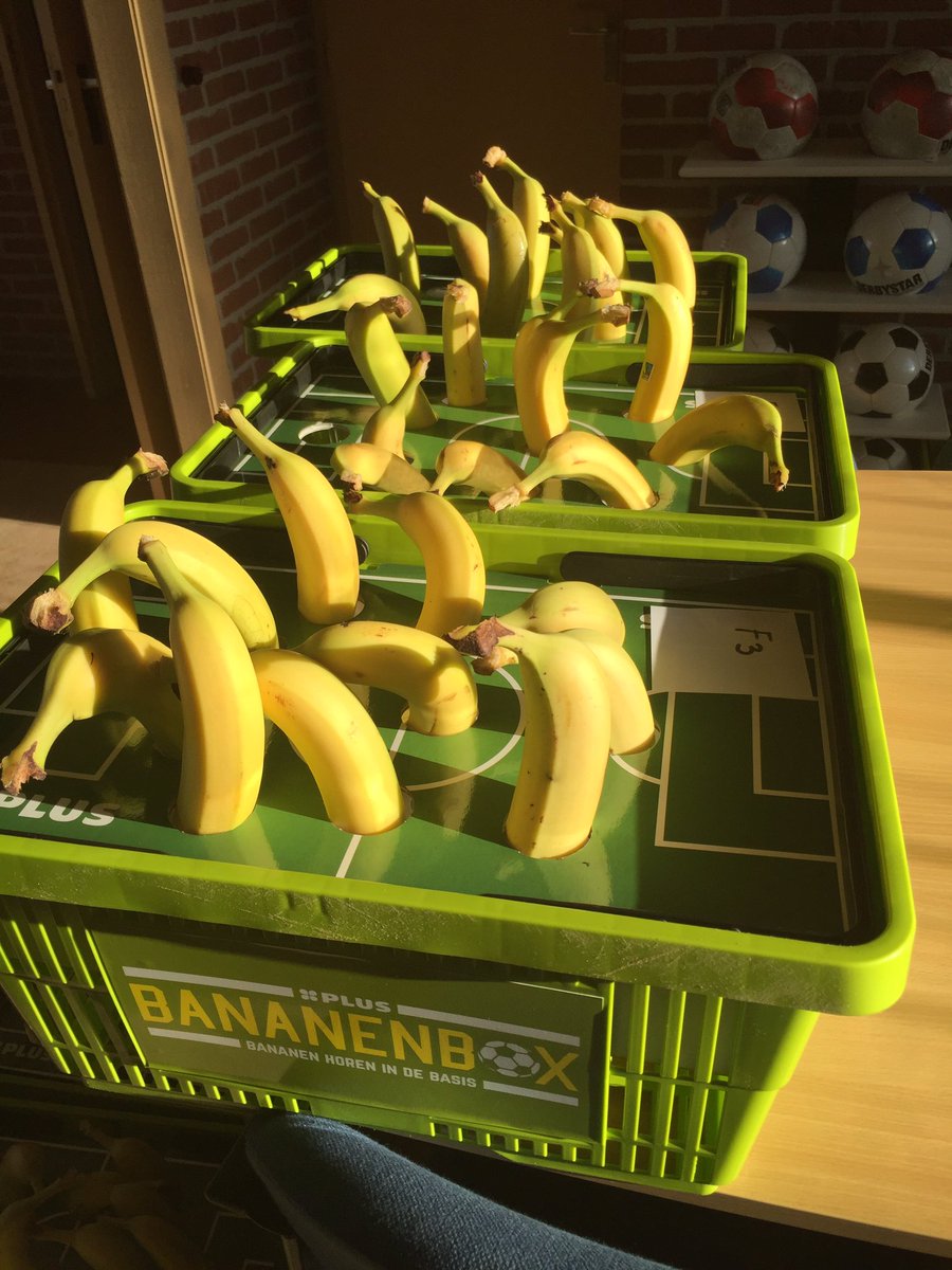 De jeugd van <a href="/vvelspeet/">VV-Elspeet</a> beleeft veel plezier aan de bananen. <a href="/wilfredgenee/">Wilfred Genee</a> <a href="/vullenofvoeden/">Vullen of Voeden</a>