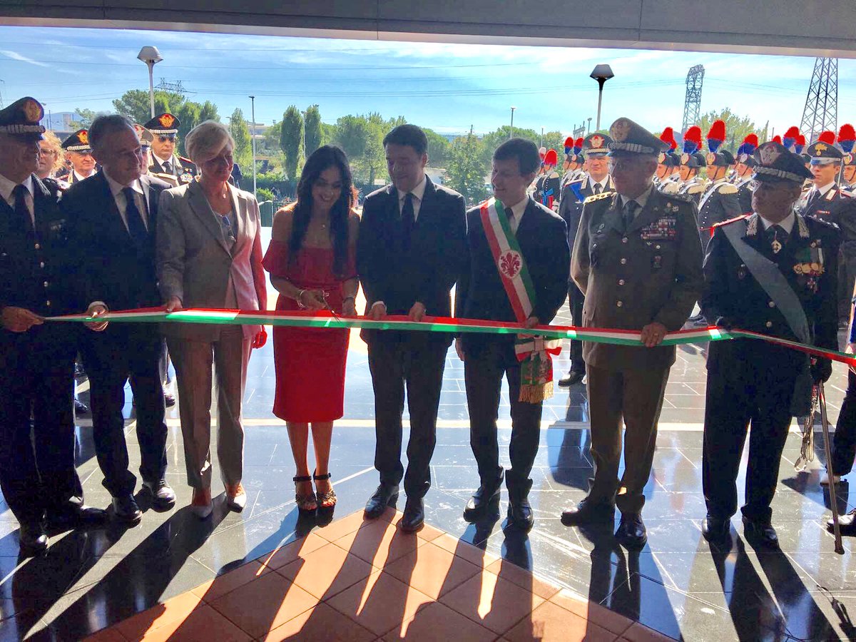 MinisteroDifesa's tweet photo. .@matteorenzi @robertapinotti #GenGraziano e Gen Del Sette inaugurano la nuova sede Scuola Marescialli e Brigadieri @_Carabinieri_ #Firenze https://t.co/IAWUiD0Dvn