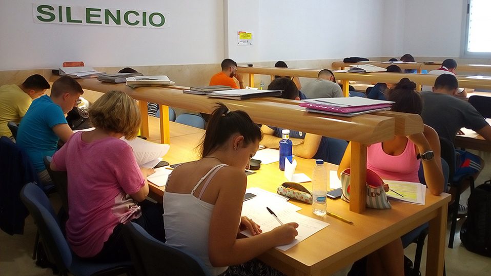 AhoraGranada's tweet photo. Armilla permite usar su biblioteca hasta las diez de la noche https://t.co/HFMyucEarJ @AytoArmilla https://t.co/5RRqhjhBmc
