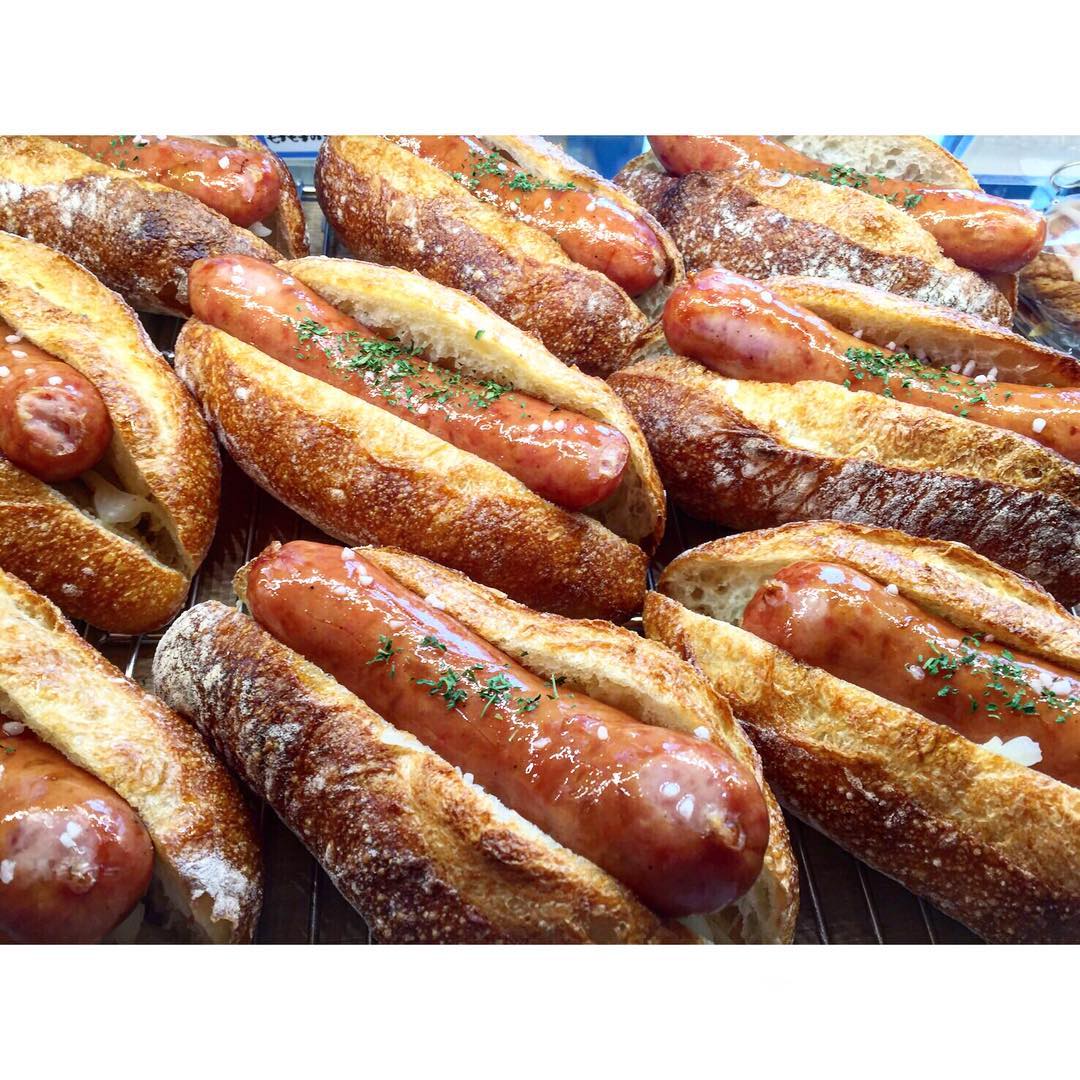 笹塚のパン屋さん オパン オパンです 本日から発売のオパンドッグです オパンドッグ用のフランスパンにザワークラフトを敷き その上にフランクフルトをドーンと挟んでアクセントにドイツ産の岩塩を散らしています T Co frjfviwp T