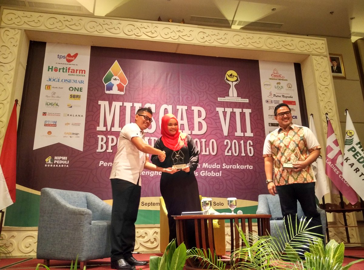 Penyerahan kenang-kenangan untuk pembicara : Harasha Bafana &amp; M. Reza Tarmizi