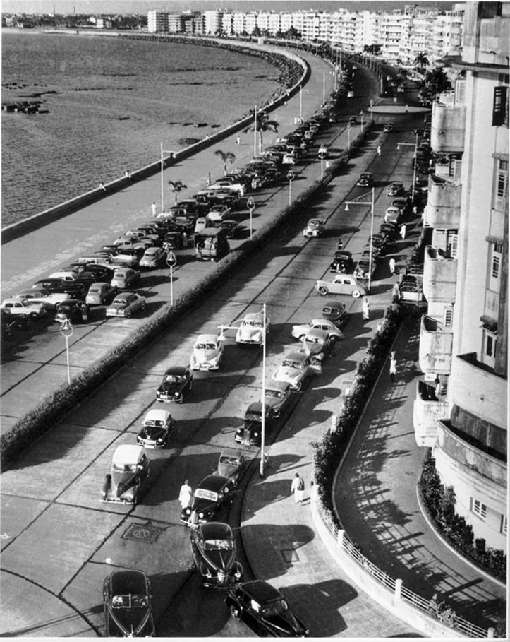 DesisInAmerica's tweet photo. Were we fuckin' better off in 1950s? This is Bombay in '50s and looks awesome! #india #Mumbai #MumbaiRains https://t.co/WcMMvKjBvk