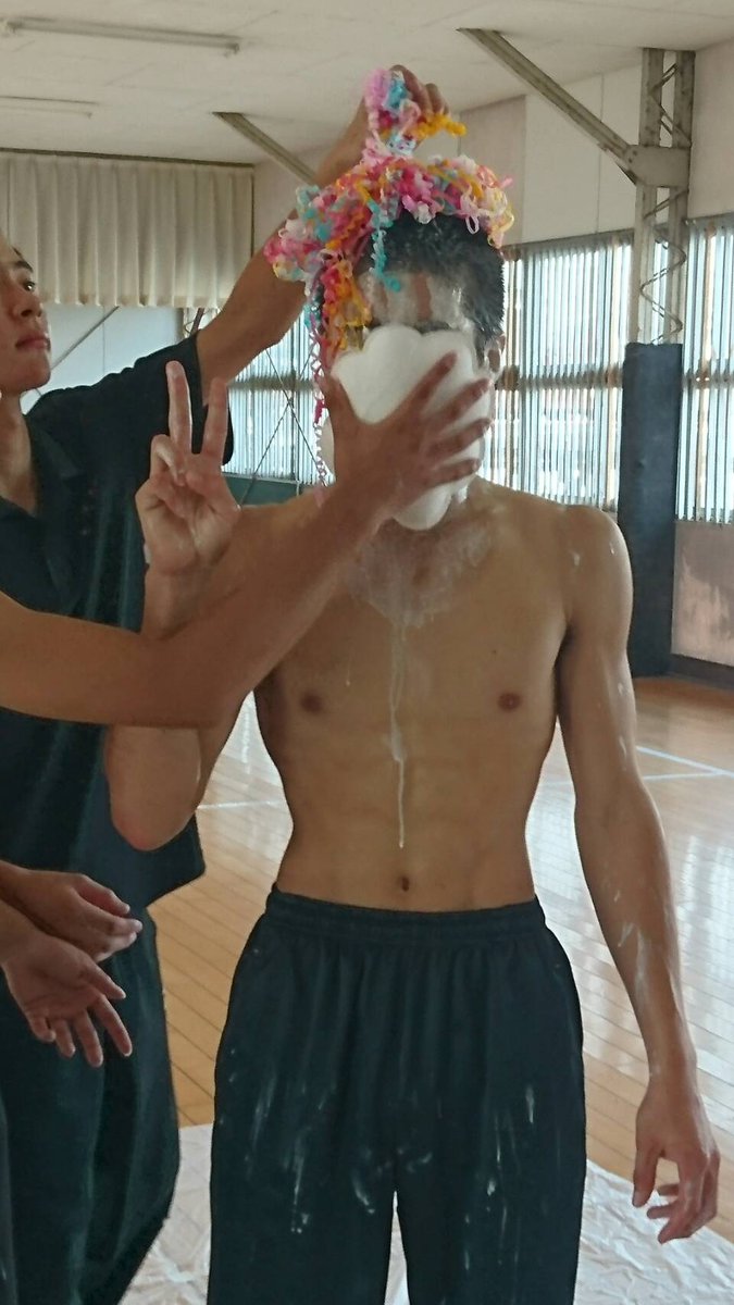 AKMS781's tweet photo. 今日は地獄の部活の後に誕生日パーティーしてもらいましたー👏👏👏
もーすごく嬉しかった～😂
ほんと、準備に片付けまで色々とありがとう😳😳
とても、幸せな17歳を迎えれました！
あと、昨日の夜からメッセージくれた人ありがとうございました🙇😂
これけらも、宜しくお願いしまーす🙌🙌🙌 https://t.co/sx0kzpJuBt