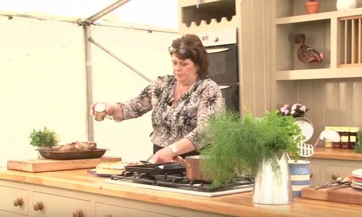 In #LincsKitchen at <a href="/LincsCastle/">Lincoln Castle</a>, <a href="/ChefRachelGreen/">RachelGreen</a> cooks up lamb, potatoes, flan &amp; much more! ow.ly/wJYH304v8bc  #LoveLocal