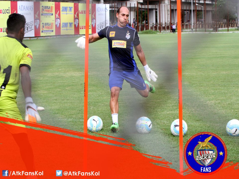 AtkFansKol's tweet photo. Images from the team's first training session in Kolkata.
#AamarBukeyATK #ATKFans #FataFatiFootball https://t.co/3DnyPisWGY