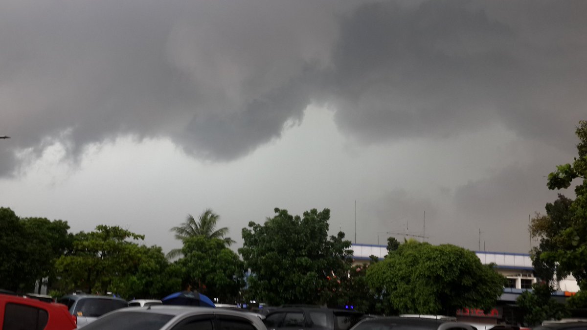 reporterj4il's tweet photo. Mendung Tebal..kemudian Hujan deras serta Angin Kencang #HalimPK https://t.co/tpAIj33Oyd