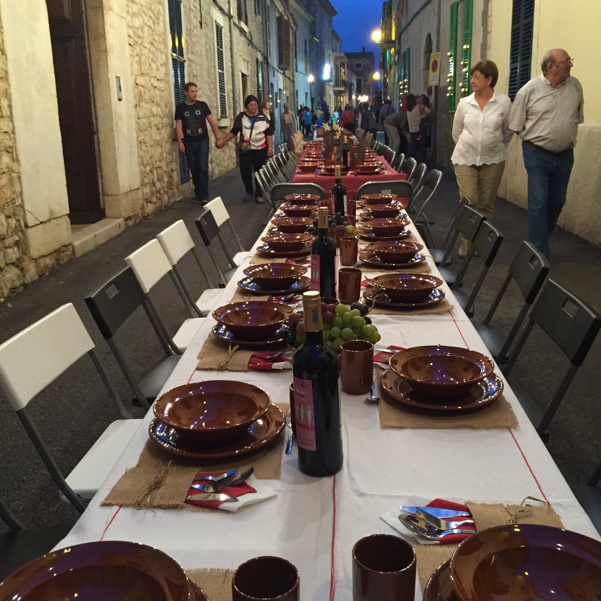 Antoni_Mallorca's tweet photo. Sopar al carrer a Binissalem. #Vermada2016 https://t.co/OOVKOR57da