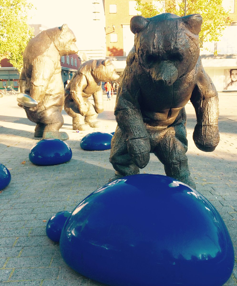 Vijf gigantische bronzen beren in het centrum van #Hengelo. 'De Badgasten' van Marjolijn Mandersloot spelen lustig.