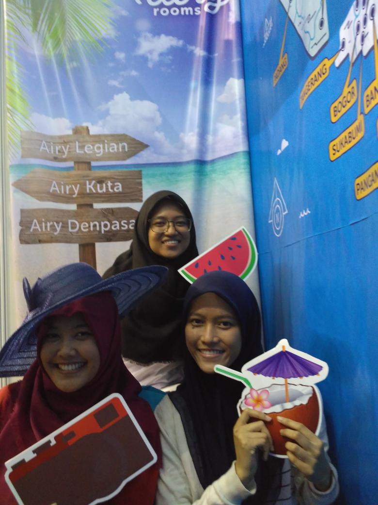 sumayyaah's tweet photo. Lagi liburan di booth @airyrooms #compfest8 https://t.co/bsT7paoZA3