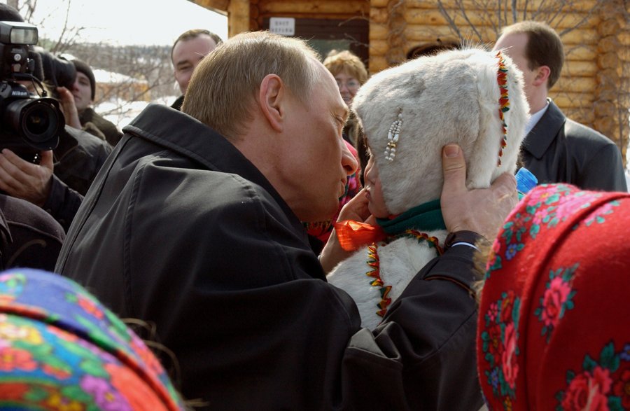 Поцелую в пупок. Путина целуют.
