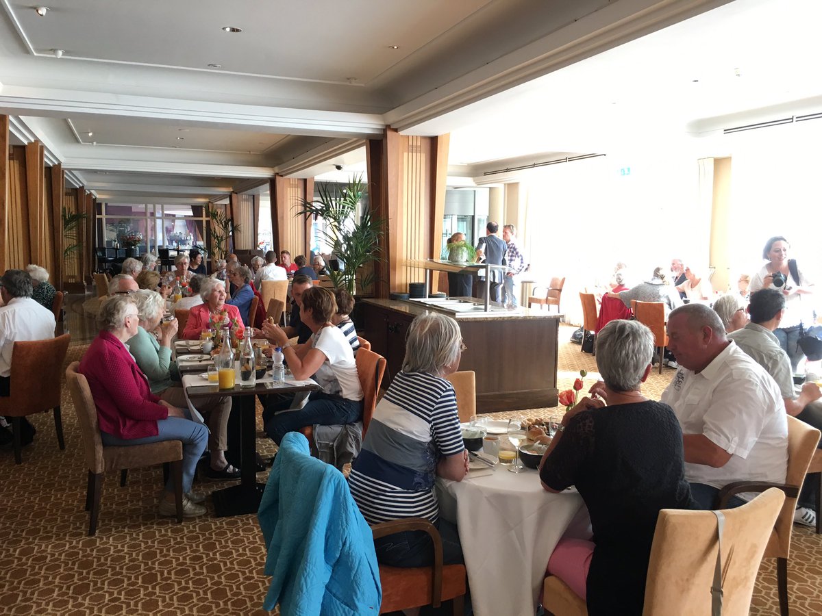 Lekkere lunch bij #PalaceHotel in Noordwijk met bewoners van verzorgingshuis #Bolero uit #Voorhout. Mooi initiatief voor #burendag