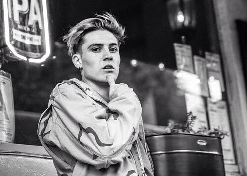 I can see you're sad, even when you smile, even when you laugh I can see it in your eyes, deep inside you want to cry🎶