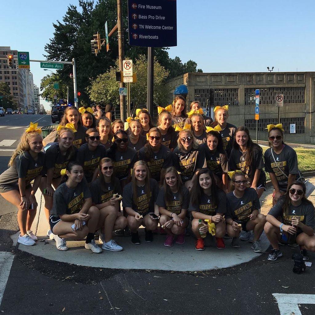 HoustonHighPom's tweet image. Downtown this morning cheering on the participants at the St Jude Walk/Run.  #gogold #endc… ift.tt/2cZiTjb