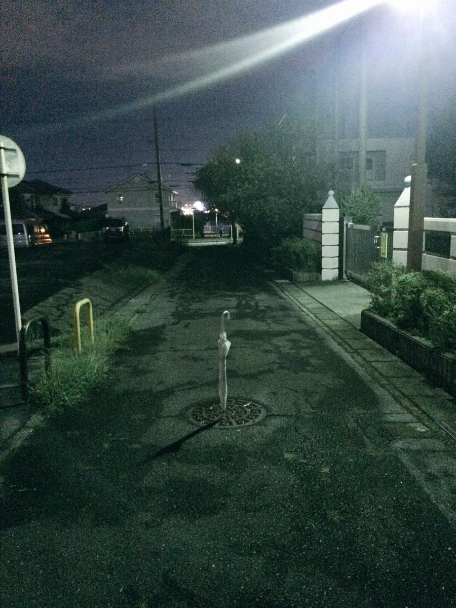 道を歩いていたらエクスカリバーのように突き刺さったビニール傘が荘厳に照らされてた Togetter 道を歩いていたらエクスカリバーのように突き刺さったビニール傘が荘厳に照らされてた Togetter