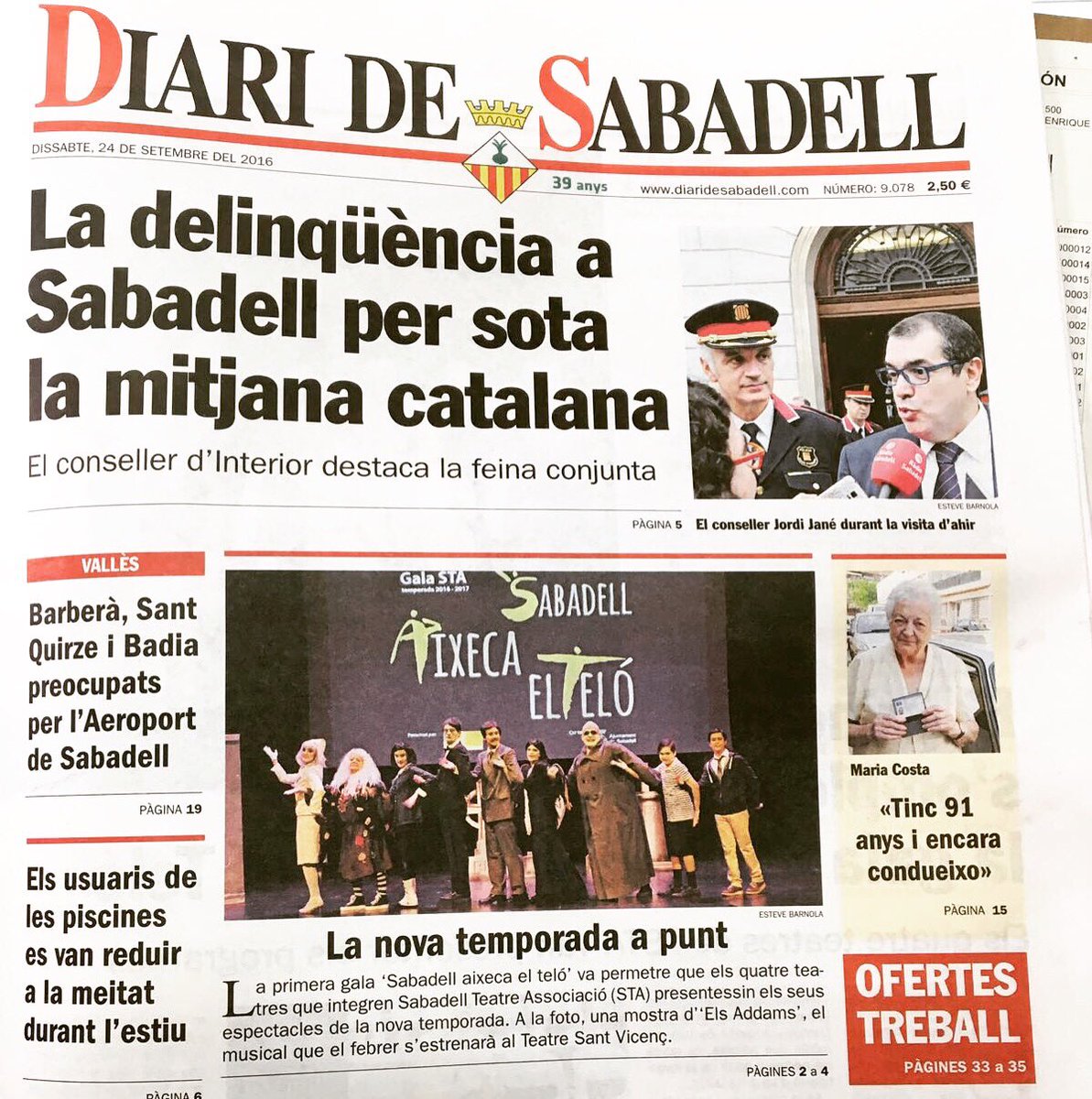 TeatreSVicenc's tweet photo. La #galaSTA a la portada del @ddsbd d'avui! #mésgala #mésSantVicenç #somportada #ElsAddams https://t.co/SvklFGDkx2