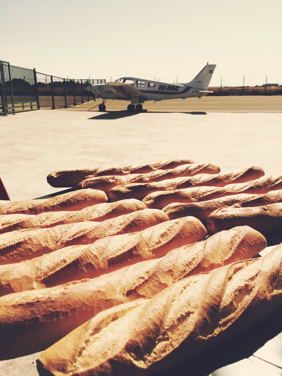 AeroclubZaragoz's tweet photo. #panrico #jamonmejor #aviones y #buenacompañia! La mejor manera de descansar después de la #Expodronica16. #cursosdedrones #somosdiferentes https://t.co/nCmTzn925a