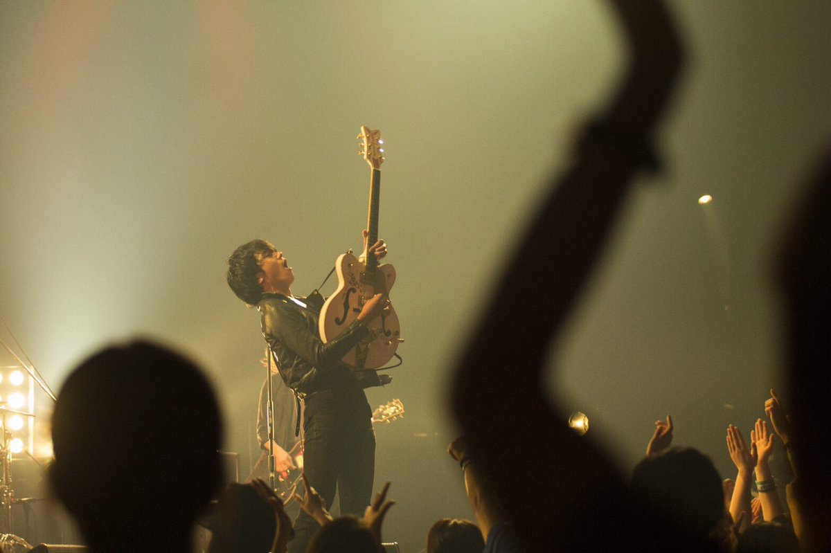 kinoshita0811's tweet image. 4番手はa flood of circle☆骨太過ぎるサウンドと、ボーカル亮介の説得力ったら凄まじかった(T_T)サイコーのロックンロールをありがとう☆

Photo by Kanade Nishikata

#afloodofcircle
#locofrank
#FS2016