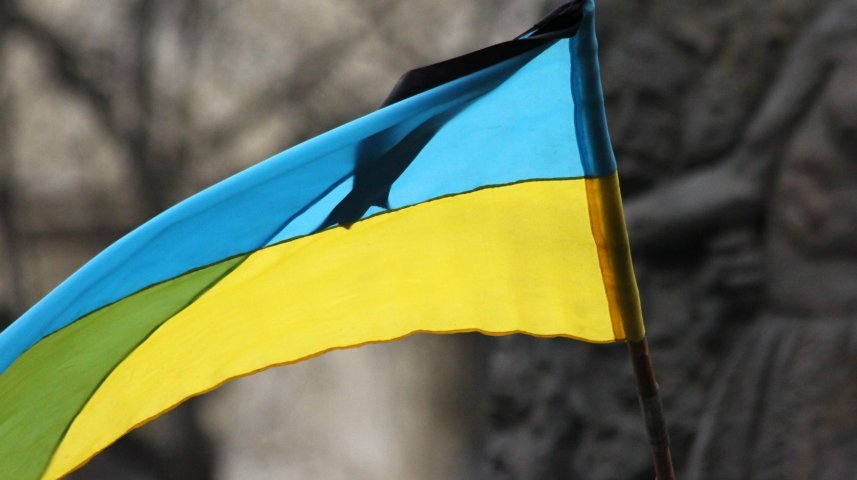 Флаг траура фото. Траурный флаг Украины. Флаг Украины с траурной лентой. Траурная лента Украина. Флаг Украины скорбь.