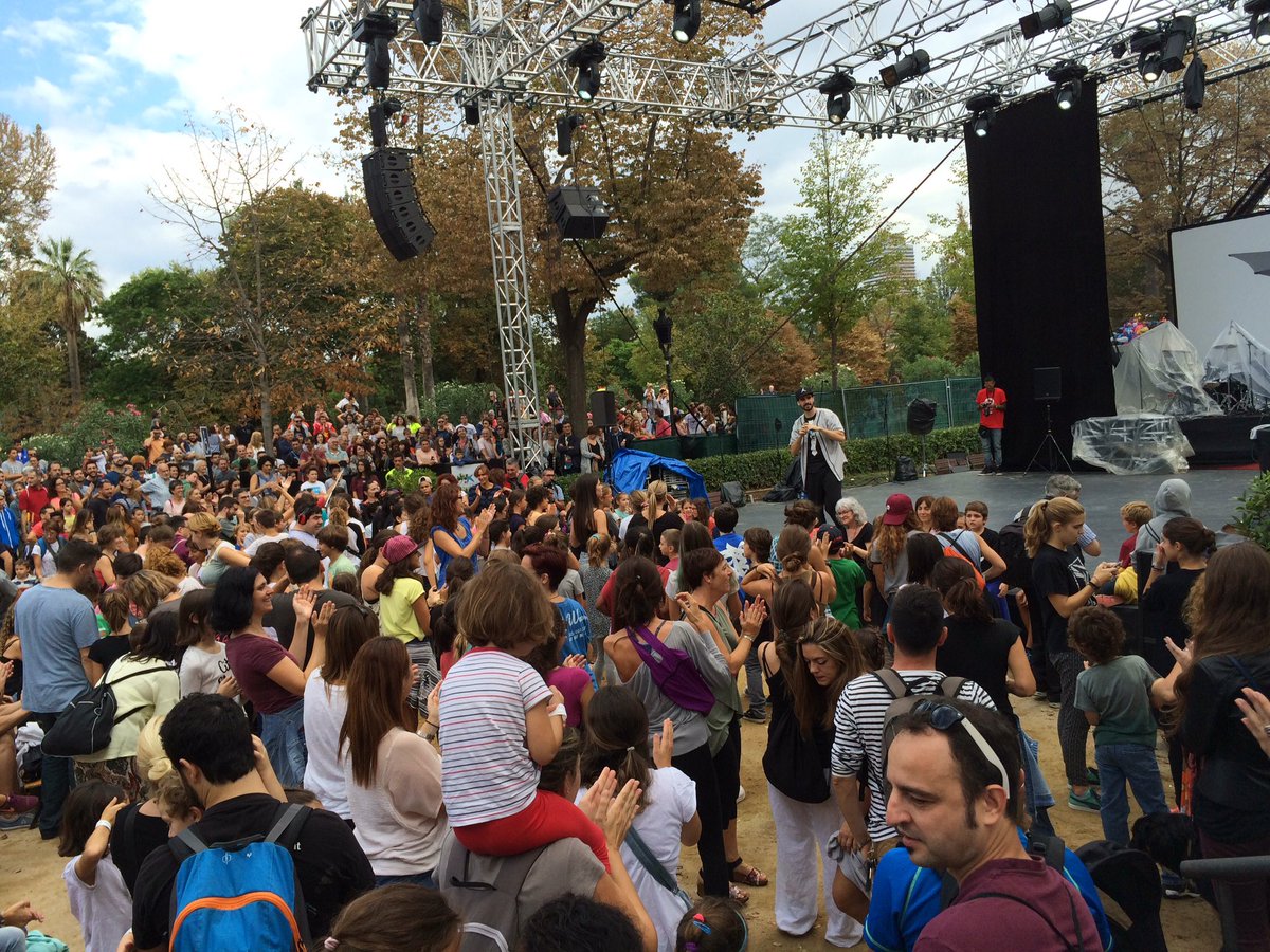 Recomana_'s tweet photo. Amb molta marxa, els @brodasbros posen el ritme al migdia de la Ciutadella. #Merce16 #mac16 https://t.co/TVSyGmpy0G