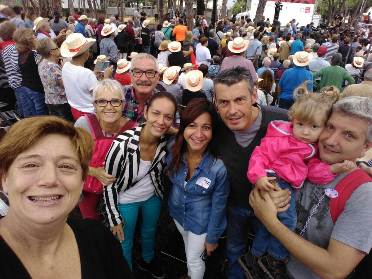 SaraForgas's tweet photo. Nosotros con @miqueliceta. #MesPSC #MillorCatalunya https://t.co/MsLIOgj1Q8