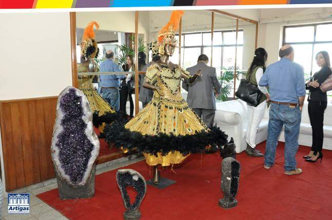 IntendenteCaram's tweet photo. Artigas es Carnaval Samba y Piedras Preciosas. Se lo hicimos saber a nuestros visitantes, los esperamos para vivirlo https://t.co/bw0LY1acTN