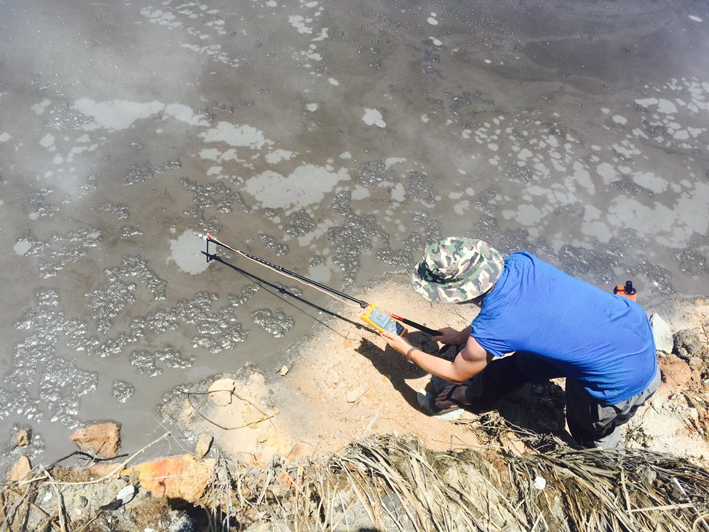 <a href="/BrendanVolc/">Brendan McCormick Kilbride</a> direct #gas sampling at #Talasea #hotsprings with <a href="/robertodaleo/">roberto d'aleo</a> #mud #gas #sulfur <a href="/pngvolc16/">PNG Volcano Watch</a> team in #Kimbe area