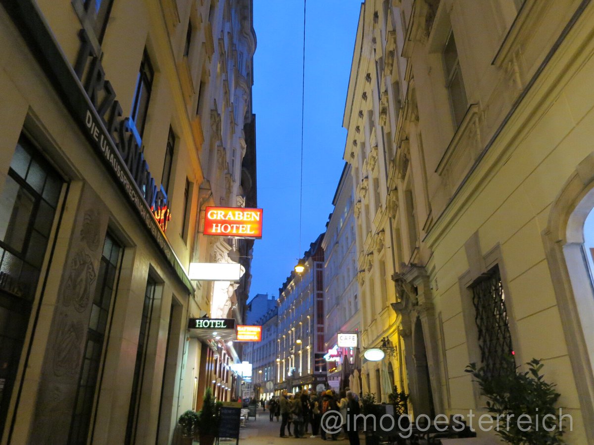 オーストリア情景 Pa Twitter Wien Bei Nacht ウィーン1区 夜の風景 周りにリンクがあるから 迷ってもまっすぐ進めばどこかに着く安心感があり 当て所なくさまようのも楽しめる街です オーストリア ウィーン 夜の風景 ヨーロッパの街並み