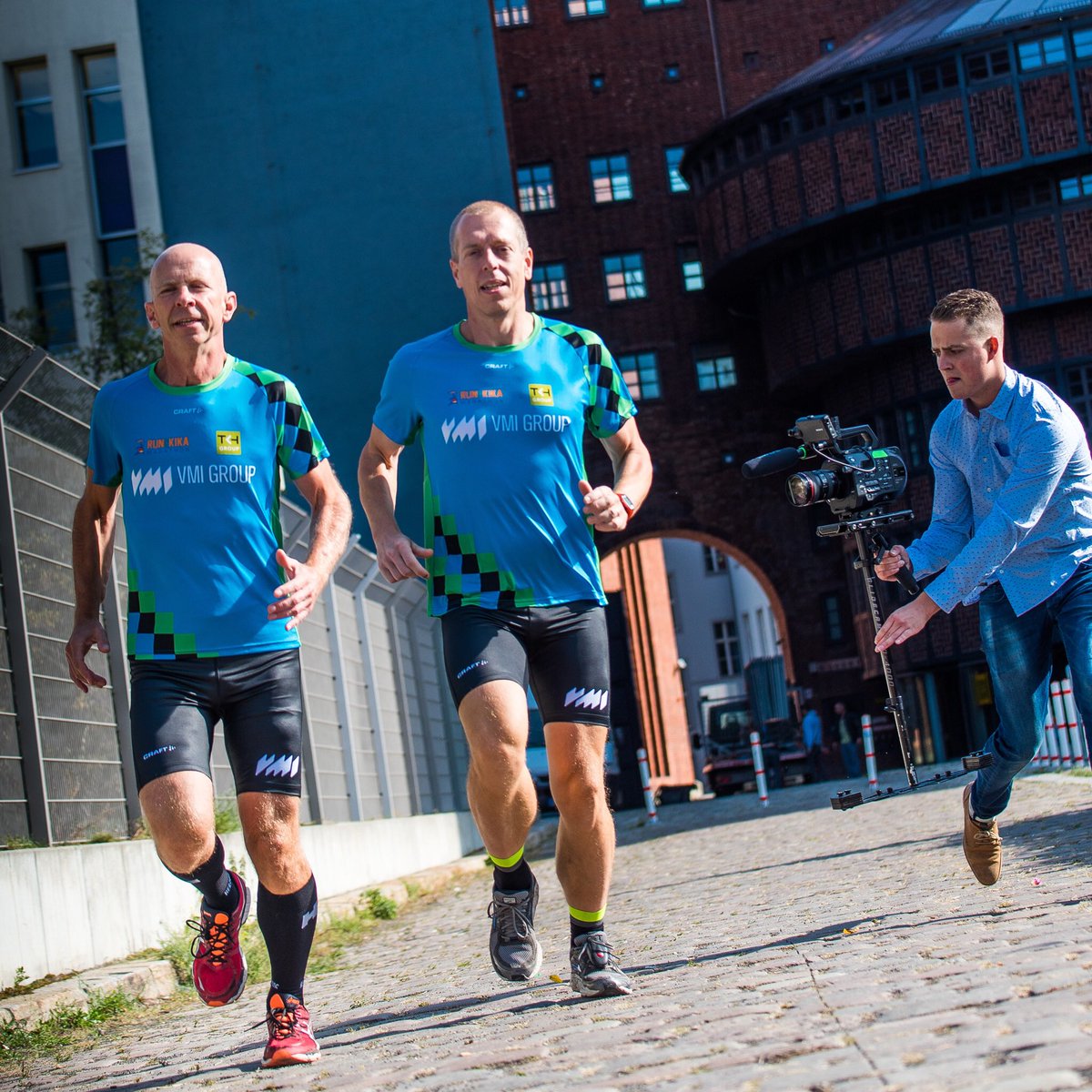 Een camera ploeg volgt het VMI Marathon team - vanavond op het journaal?