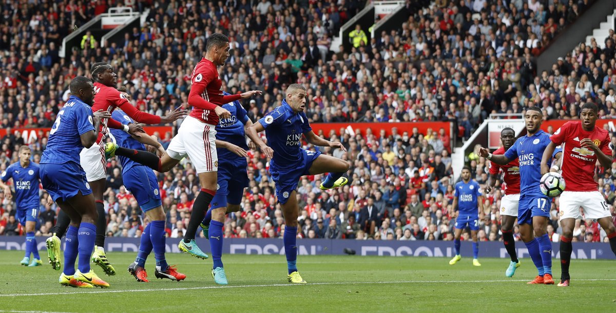 #LiveBolanet HT: MU 4-0 Leicester City (22' Smalling, 36' Mata, 40' Rashford, 42' Pogba) | Possessions: 68%-32% | Shots: 10-5 | Tackles: 4-7