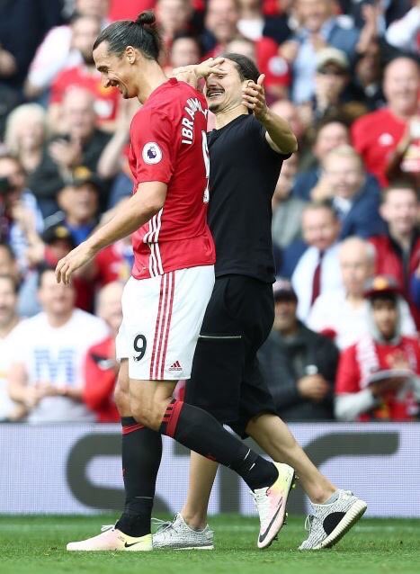 EPLBible's tweet image. Hahaha an Ibrahimović lookalike ran on the pitch at Old Trafford during the game. 😂😅