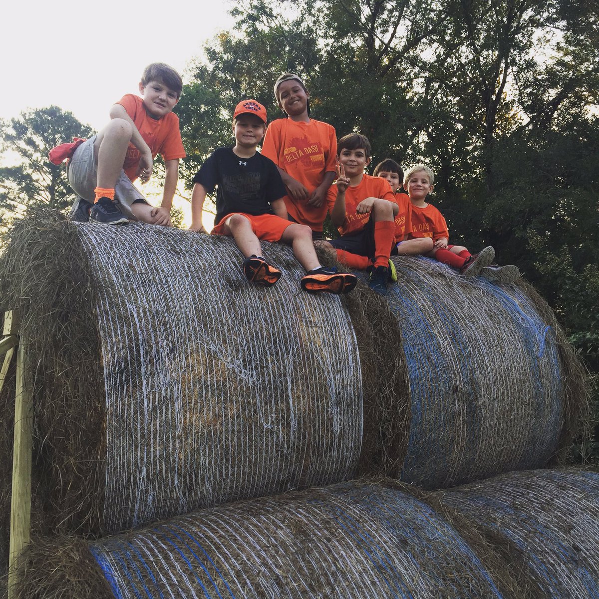 smg1222's tweet photo. These @DeltaDash superstars are ready for the big race! #MudRun #NoFear https://t.co/WjAQTx73a0