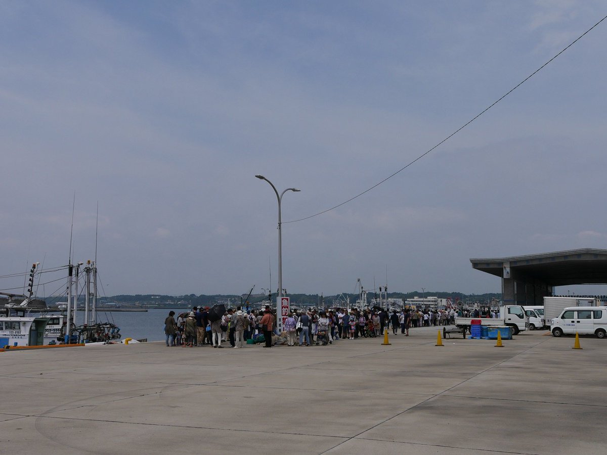 大洗町関連 明日25日 日 大洗しらす祭 開催です 会場はホッキまつり 画像2枚目以降 が開かれた大洗町魚市場 大人気の ホッキ貝販売の整理券配布は8時 と11時30分 の2回です