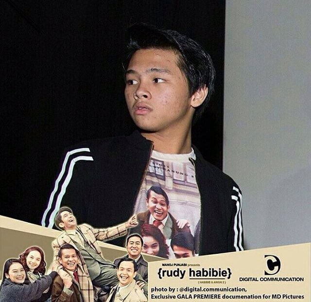 Comate_INA1's tweet photo. Selalu suka liat foto mereka pas premiere film, soalnya pake baju hitam terus haha😂💓 https://t.co/CT0EniXpTF