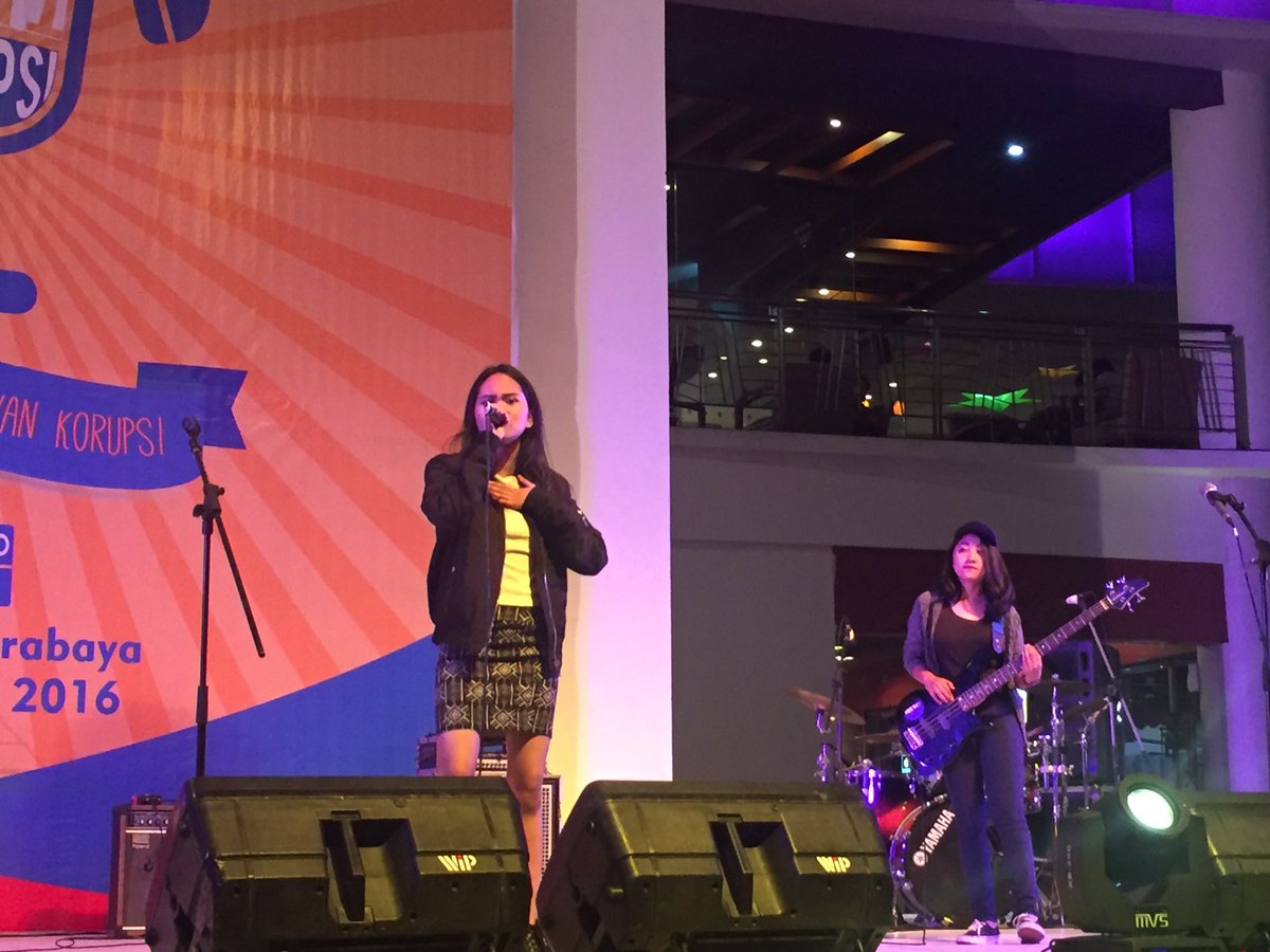 @hecticsofficial Finalis #7 ajak pengunjung <a href="/sutossurabaya/">Townsquare Surabaya</a> utk "Berantas Korupsi!" #audisiSBY #SAKSIKPK <a href="/festivalsaksi/">Festival Lagu SAKSI</a>