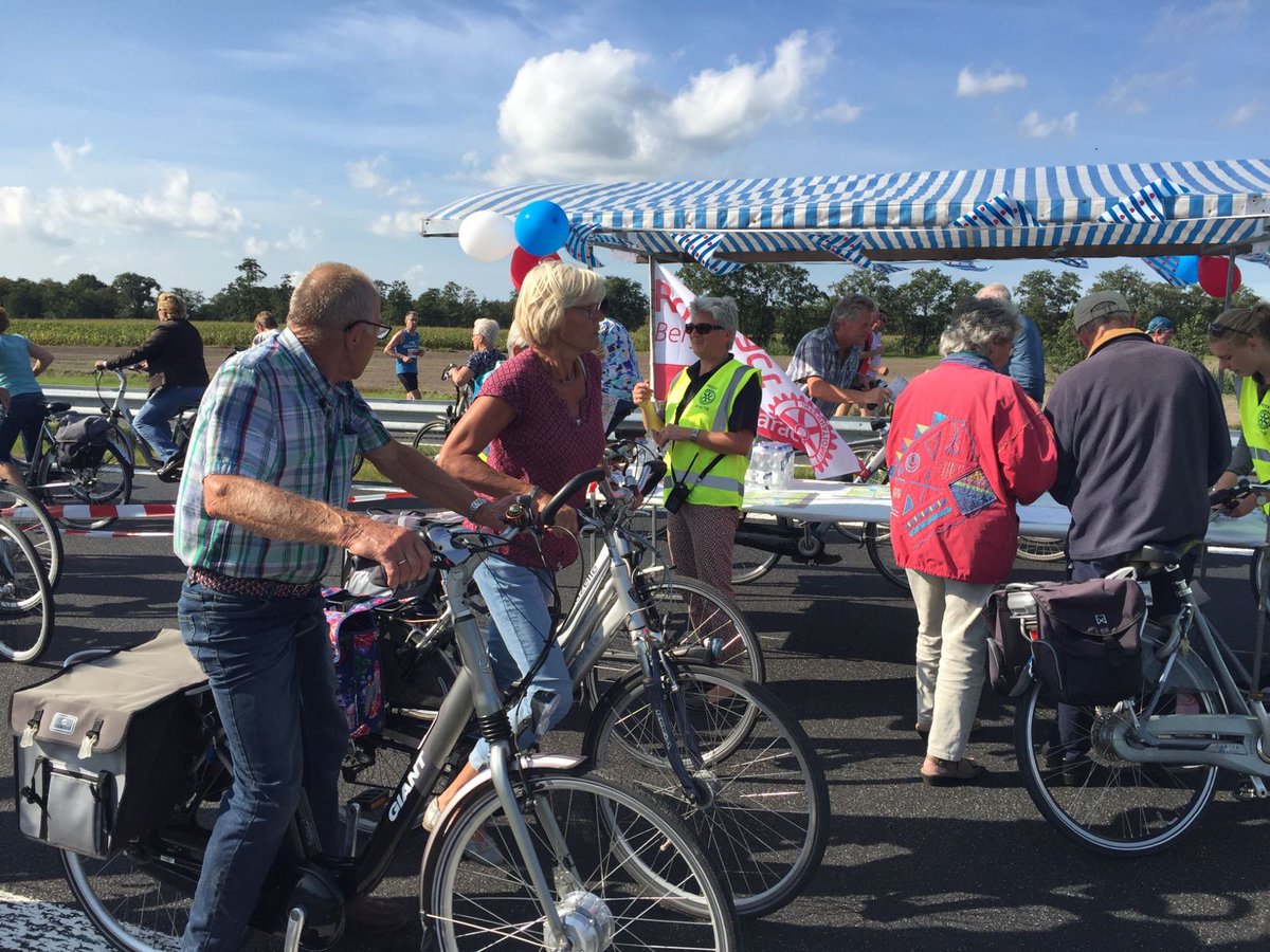 centraleas's tweet photo. Er wordt volop gefietst en gelopen op de Sintrale As: https://t.co/eQlVwNsb9v