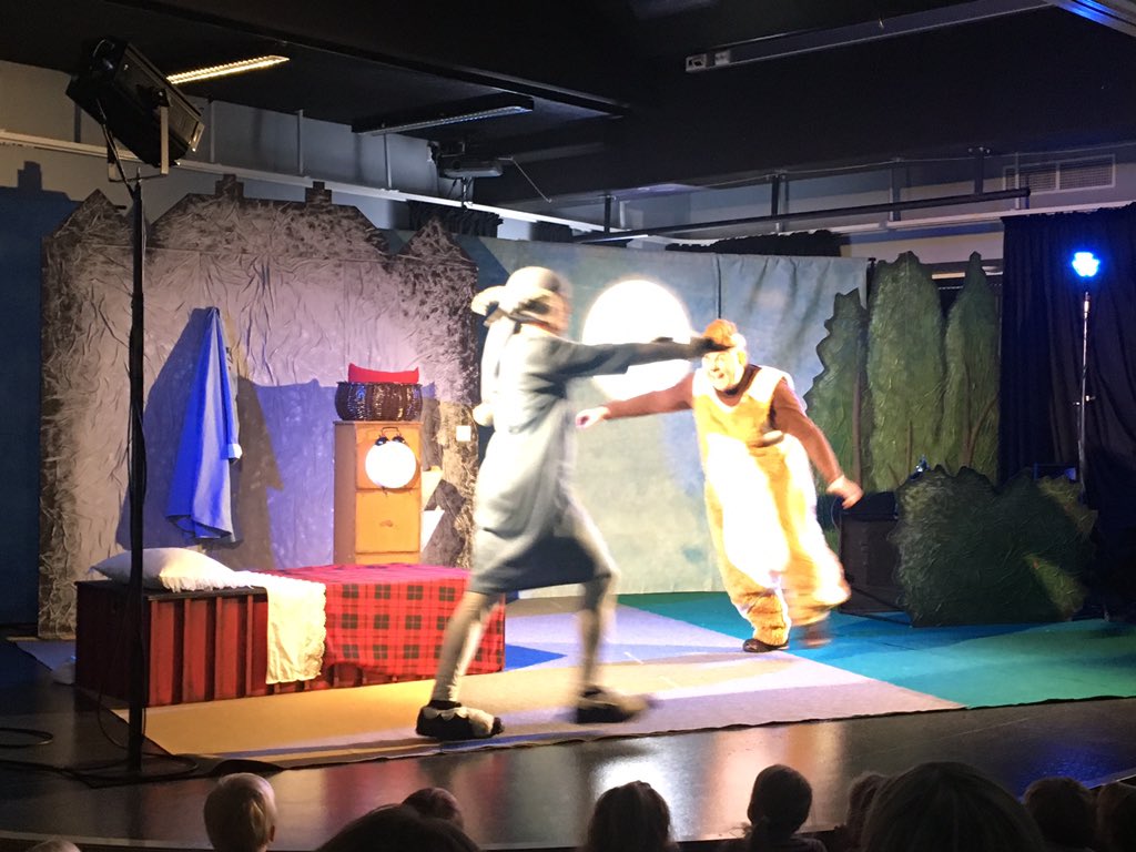 KaaNa P08 talkoilee tänään kahden teatteriesityksen verran. Linnateatterin Herra Hakkarainen harrastaa. Espoo takana ja teatteri edessä :)