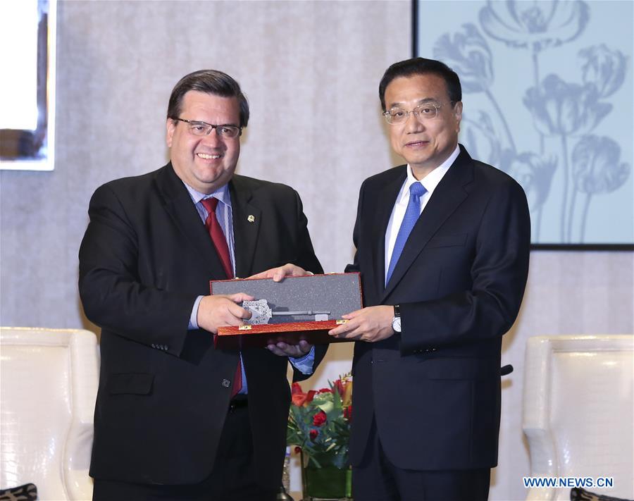 ChinaEmbTurkiye's tweet image. Li Keqiang Montreal belediye başkanıyla görüştü. #LiKeqiang #Montreal #DenisCoderre ow.ly/NndB304wtHv