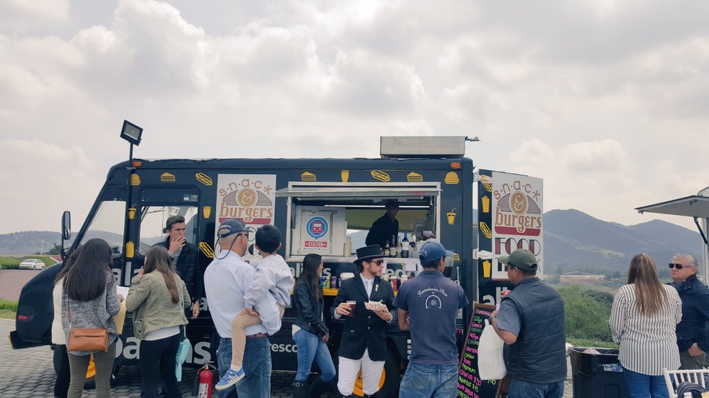 #dressage #México 
#snackburgers 
Atendiendo a todos en su evento privado.