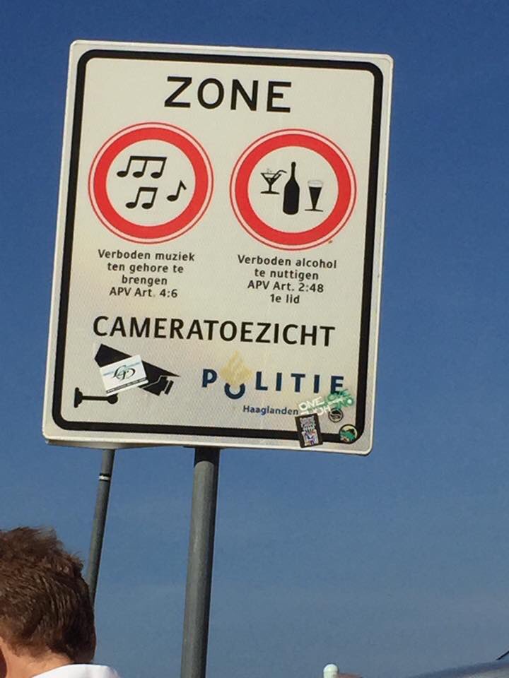 MPDelft's tweet photo. Wil je ff lekker inzingen voor je optreden in Scheveningen, staat er zoiets! Toch maar ingezongen, sorry agent!😎 https://t.co/2gHokSf4z8