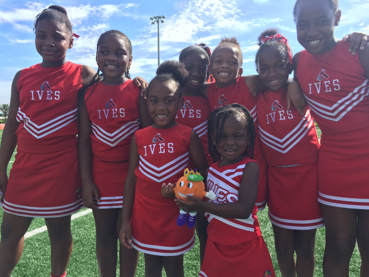 MelissaGracey's tweet photo. Everyone loves Obie! @OrangeBowl Ives Estates Park #cheerleader #obyfa #whereisobie https://t.co/b1lZHEf82B