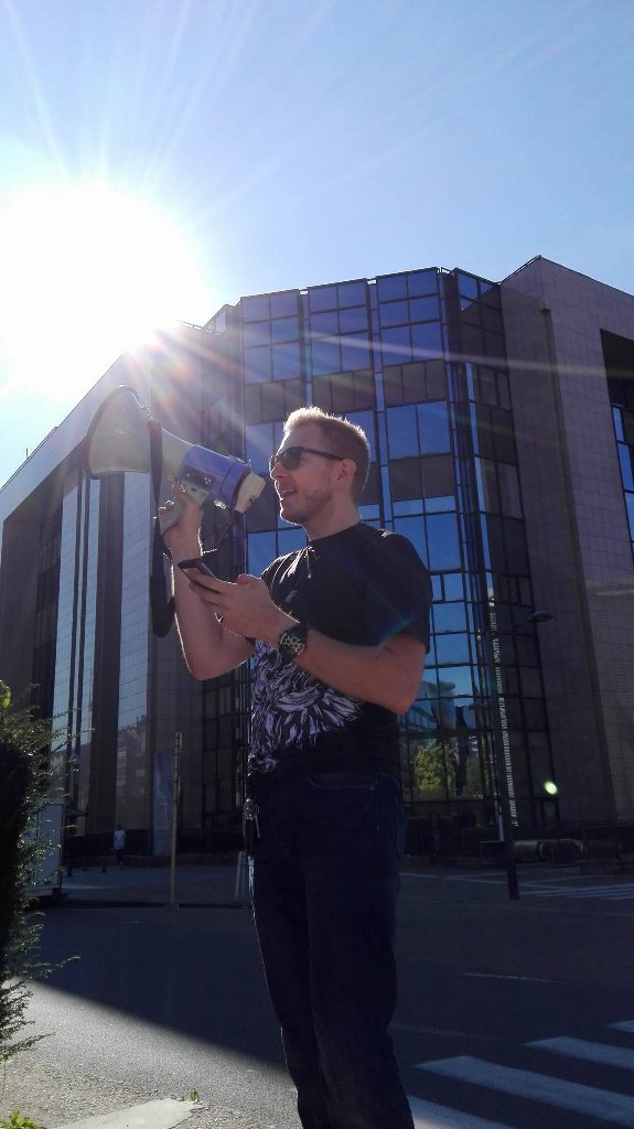 Kom_Obr_Dem_Int's tweet photo. #KODInt's @mycielski shouting #OnePoland in front of @EUCouncil in #Brussels. #KOD we're with you! https://t.co/y0ntYPmUF8