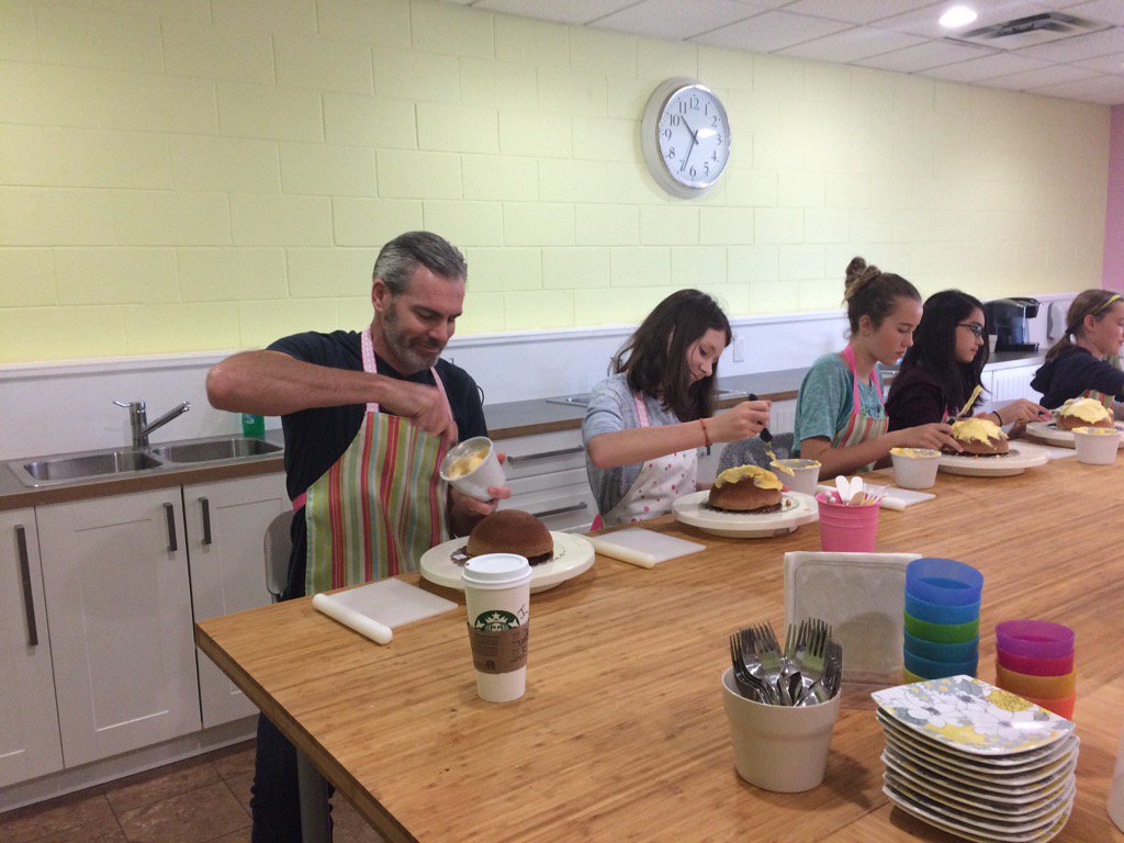deheslin's tweet photo. Dad is getting into the action @JeanettesCakes #icingrocks https://t.co/Q2bHF2ETrw