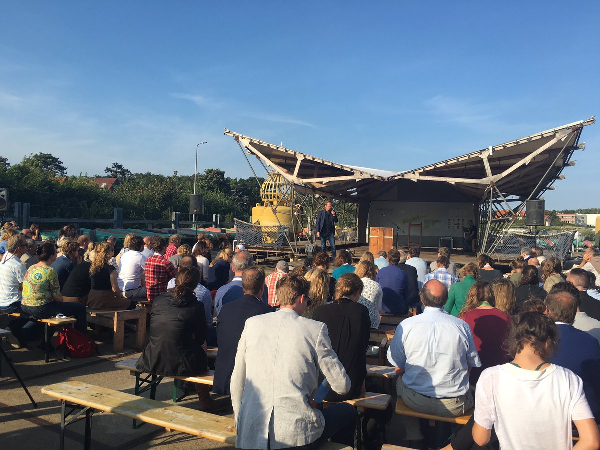 geenhuizenn's tweet photo. Wat is #springtij2016 toch uniek! Buiten lezingen volgen https://t.co/2JtSNkJGiP