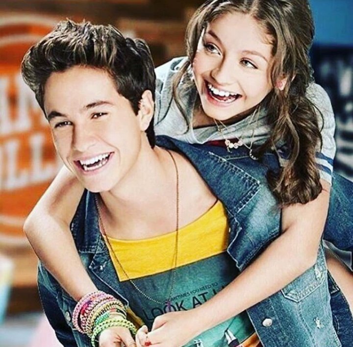 KAROLSEVILLAofv's tweet photo. Gracias 😘❤ sigamos votando 👌🏻   #KarolSevilla #KCAMexico #SoyLuna #MichaelRonda #KCAMexico2016 @KCAMexico2016 https://t.co/vK6H5fogDx https://t.co/ddeRAOCO0V